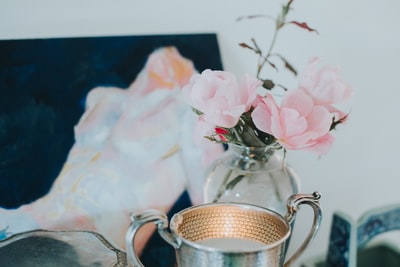 透明玻璃花瓶上的粉红色花朵